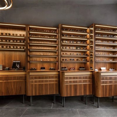 Prodejna vitrína s dřevěným nábytkem sluneční brýle