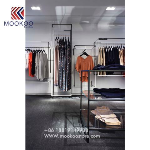 Černý kovový displej pro oblečení