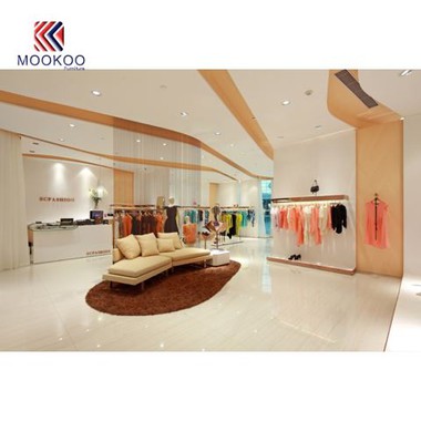 Kovový stojan na oblečení