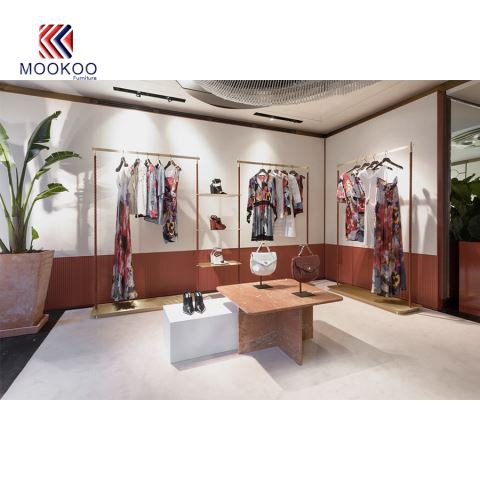 Kovový stojan na oblečení