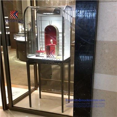 Stropní vitrína pro showroom šperků