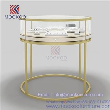 Kulatá mosazná vitrína pro Cartiera